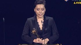 第30屆金曲獎/最佳台語女歌手獎/王彩樺、盧廣仲頒獎/江惠儀以《露螺》得到最佳女歌手。翻攝hamivideo