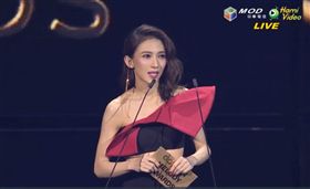 戴佩妮穿著一襲黑色兩截式禮服，搭配一片紅。（圖／翻攝自金曲獎官網）