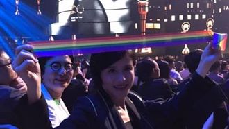 鄭麗君秀金曲獎舉彩虹旗　他揭這事實