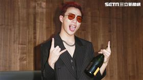 ØZI喜獲金曲最佳新人獎倒香檳塔。（圖／記者林士傑攝影）