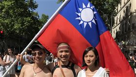 巴黎同志遊行  台灣人上街獲熱情回應旅居巴黎7年的謝誠（中）如往常在社群網站號召台灣人一起上街參與巴黎同志遊行。他舉著國旗，在群眾中相當醒目，不時有人上前攀談，或表達對台灣的支持。中央社記者曾依璇巴黎攝  108年6月30日