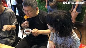 柯文哲吃芒果乾 圖/黃宣尹攝影