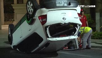 小黃疑闖燈撞轎車　倒楣駕駛爬出車外