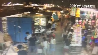 警急四處找男嬰　攤商：媽坐著滑手機