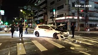 閃左轉車撞分隔島　轎車險成火燒車