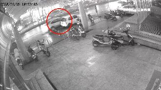 獨／停車格被撞！車主扮「柯南」緝凶