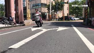 警局前違規　5分內單行道8車逆向騎