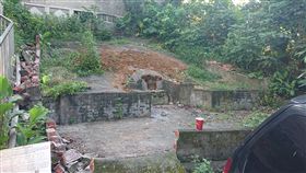 新北市中和區興南路祖墳遭人整座挖開。（圖／翻攝自PTT）