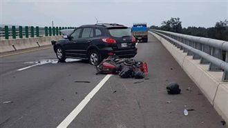 移動炸彈！女疲勞駕駛　5秒撞飛騎士