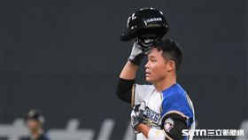 ▲王柏融敲出安打上壘。（圖／記者王怡翔攝影）