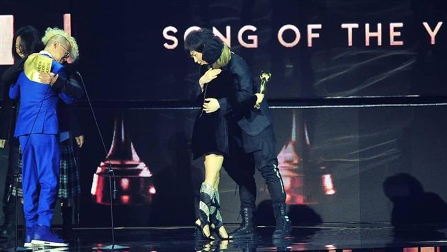 蔡依林甜曬愛的抱抱！阿信羞回3字…