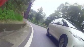 違規被叭想打人！惡煞強攔重機險傷人