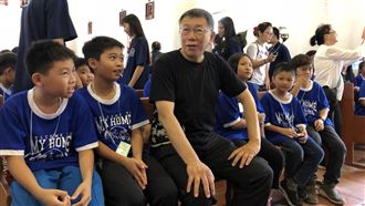 狂掃屏東！孩童獻唱這首歌送柯文哲