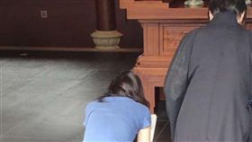 爆廢公社,拜拜,神明,天橋,內衣,內褲,蕾絲,姻緣,考驗,圖／翻攝自爆廢公社臉書