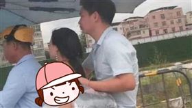 機車,保護,女友,防禦,手掌,情侶,爆廢公社,擁抱,抱住,佔便宜,周星馳,抓奶龍爪手 圖／翻攝自爆廢公社