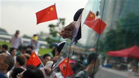 七一遊行前夕  上萬港人聲援警察（2）香港七一遊行將登場，香港反送中支持者將在遊行要求港府撤銷先前遊行的「暴動」定性等。建制派立法會議員30日在金鐘添馬公園舉辦集會，支持警察執法，參與民眾手持中國國旗表達立場。中央社記者裴禛香港攝  108年6月30日