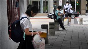 指考開放看考場（3）108學年度指定科目考試將於7月1日至3日舉行，30日下午開放查看考場。圖為考生在台北市中山女中考場看書。中央社記者王飛華攝  108年6月30日