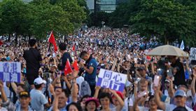 上萬港人聲援警察執法（1）香港反送中支持者不滿警察在612遊行執法過當，將在七一遊行要求港府撤回反送中遊行的「暴動」定性。建制派立法會議員30日在金鐘添馬公園舉辦集會，支持警察執法，上萬民眾到場參與。中央社記者裴禛香港攝  108年6月30日