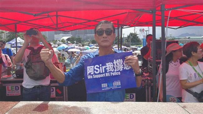 梁家輝冒雨「挺港警鎮壓」引爆粉不滿