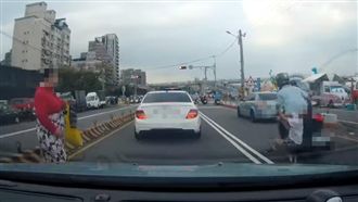 家長帶孩子穿越馬路！男童直衝遭撞翻