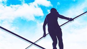 金氏世界紀錄極限創作神人Maurizio Zavatta走鋼索。（圖／桃猿提供）