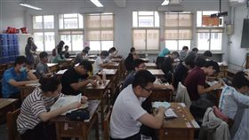 大學指考登場（3）108學年度大學指考1日登場，不少考生一早就前往試場，在座位衝刺複習。中央社記者張皓安攝　108年7月1日