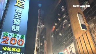 「獅子林」暗夜大火　住戶揮床單求救