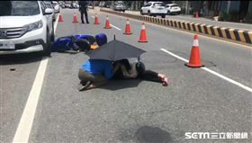 彰化阿嬤車禍倒地，暖女幫撐傘念經祈福