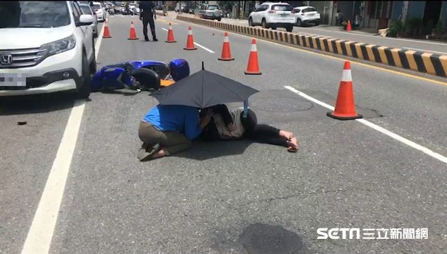 嬤遇車禍倒地不起　她幫撐傘念經祈福