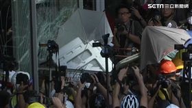 反送中／ 直衝立法會！香港示威者推「鐵籠車」撞破玻璃門（圖／AP授權）