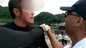 海邊挖洞險害小孩被沖走 雙方家長互槓（圖／翻攝自瑞芳大小事）