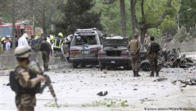 阿富汗官員表示，首都喀布爾的軍事和政府大樓所在地今天發生威力強大的爆炸，至少造成65人受傷，目前確切死亡人數不明。（圖／翻攝自推特）