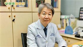 蔡仁雨教授表示，現在有一些新的含碘噴霧噴霧劑、消毒劑，這些都是不錯的選擇，省掉棉棒、棉支、買紗布這些問題。