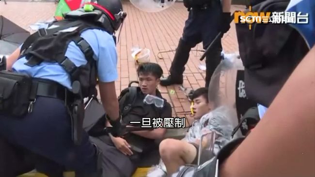 香港七一群眾上街　港警狂毆群眾濺血