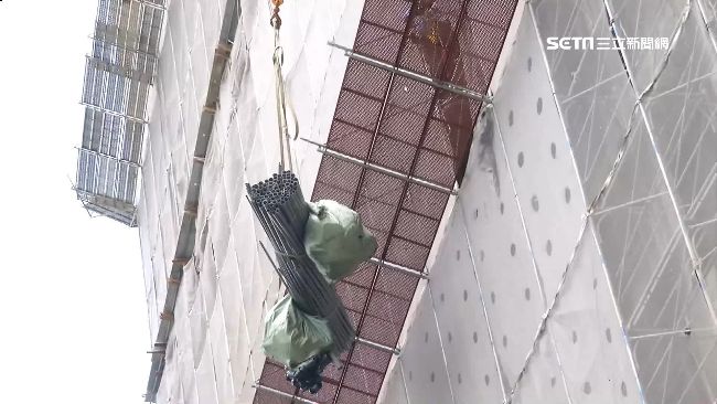 吊臂纜繩斷墜落　鐵管懸掛5樓外牆