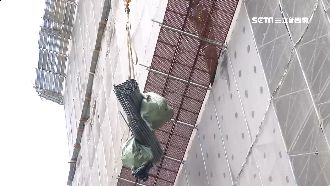 吊臂纜繩斷墜落　鐵管懸掛5樓外牆