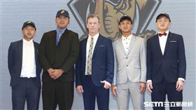 ▲中信兄弟總教練伯納與選進新秀。（圖／記者林士傑攝影）