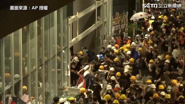 港示威民眾撬開鐵捲門　衝進立法會！