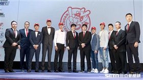 ▲味全龍首次選秀會合影。（圖／記者林士傑攝影）