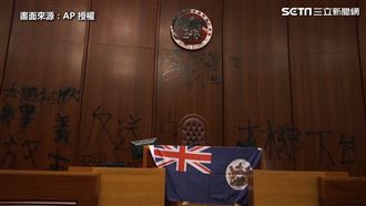 民眾衝入立法會噴漆　大批港警清場