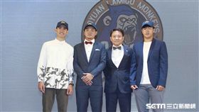 ▲桃猿總教練洪一中與張喜凱（左）、林澤彬（左2）、莊昕諺（右）合影。（資料圖／記者林士傑攝影）