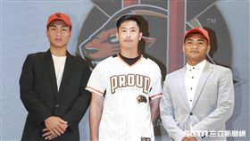 ▲統一獅代理總教練劉育辰與兩名新秀羅瑋捷、邱智呈選秀會後合影。（圖／記者林士傑攝影）