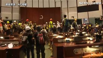 港版太陽花！群眾攻佔立法會會議廳