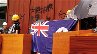 噴上太陽花HK！香港示威者占立法會