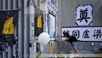 港群眾衝入立法會　噴漆、燒物逼退警