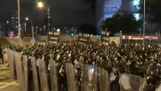 示威者闖立法會！遭千名鎮暴警察肅清