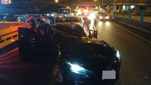 國道高速撞拖吊車　轎車掀頂駕駛喪命