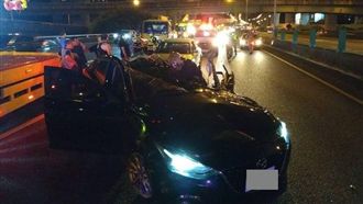 國道高速撞拖吊車　轎車掀頂駕駛喪命