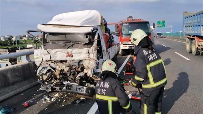 大貨車追撞工程車　前鎮代遭夾擊身亡