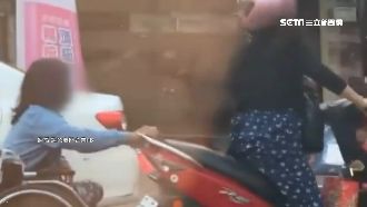 求捐款遭拒…輪椅男竟強抓女騎士機車